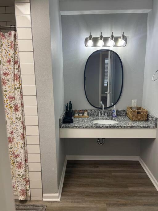 The Bernice - 2 Bedroom Apt In Quilt Town, Usa Hamilton Экстерьер фото