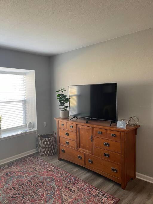 The Bernice - 2 Bedroom Apt In Quilt Town, Usa Hamilton Экстерьер фото